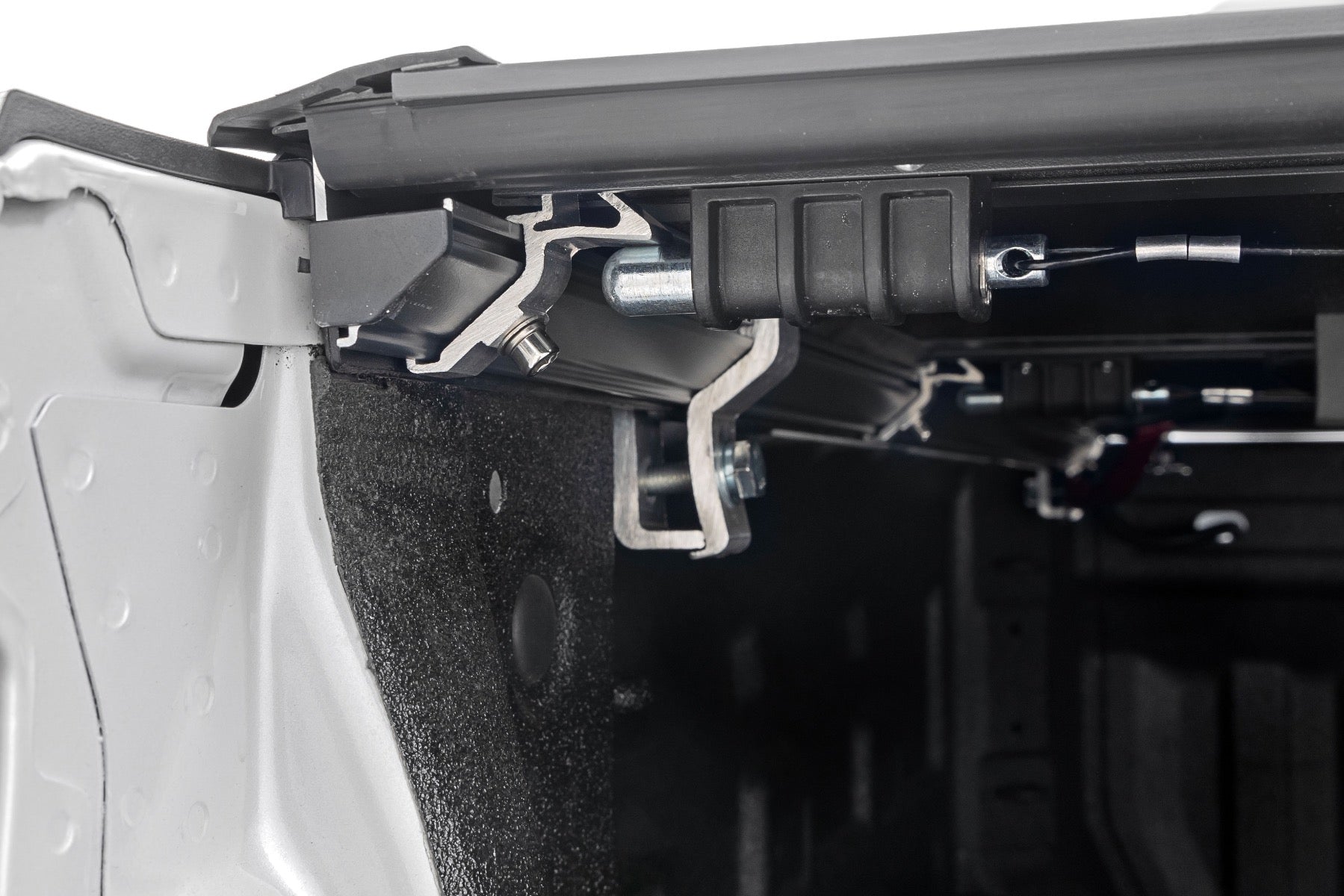 Hard Low Profile Bed Cover | 5'10" Bed | Chevy/GMC Sierra 1500 (19-25)/Silverado 1500 (19-25)