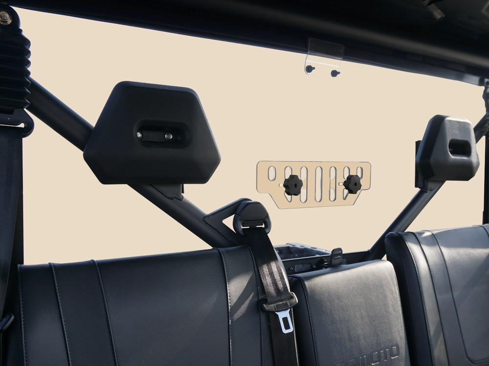 The image displays the back seat of a Cf Moto U-Force 1000 featuring black leather seats, two headrests, and a metal mounting bracket for the tinted rear windshield (GP 2019+) attached to the roll cage. The background is plain and light-colored.