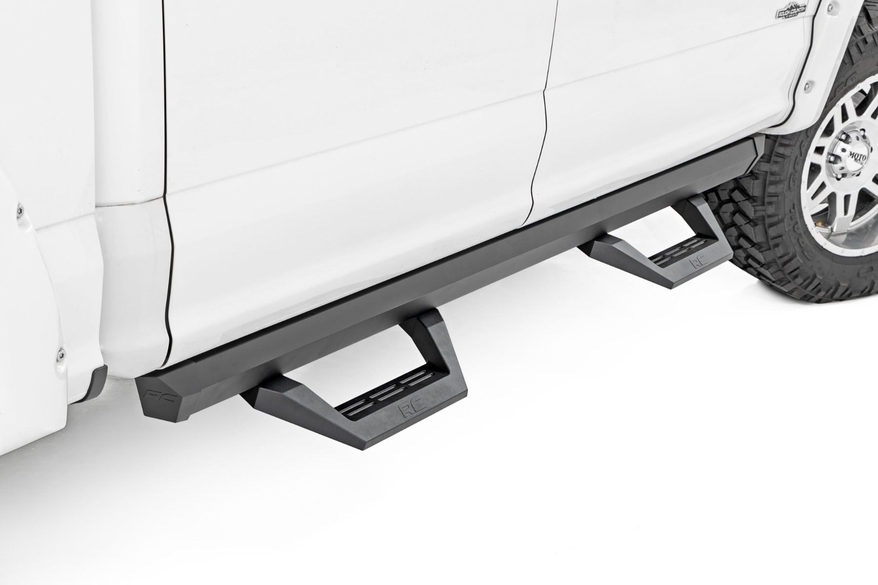 Rough Country SRX2 Adj Aluminum Step | Crew Cab | Ford F-150/F-150 Lightning/Super Duty (15-23)