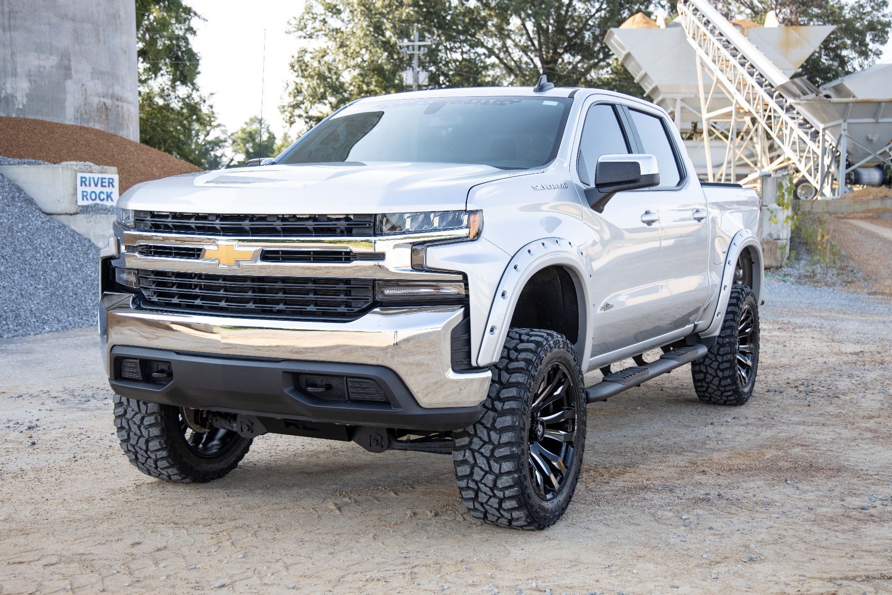 Rough Country Oval Nerf Step | Crew | Def Tank | Chevy/GMC 1500/2500HD (19-23)